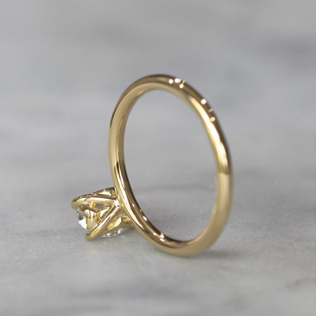 OVAL CUT LAB CREATED / DIAMOND SOLITAIRE