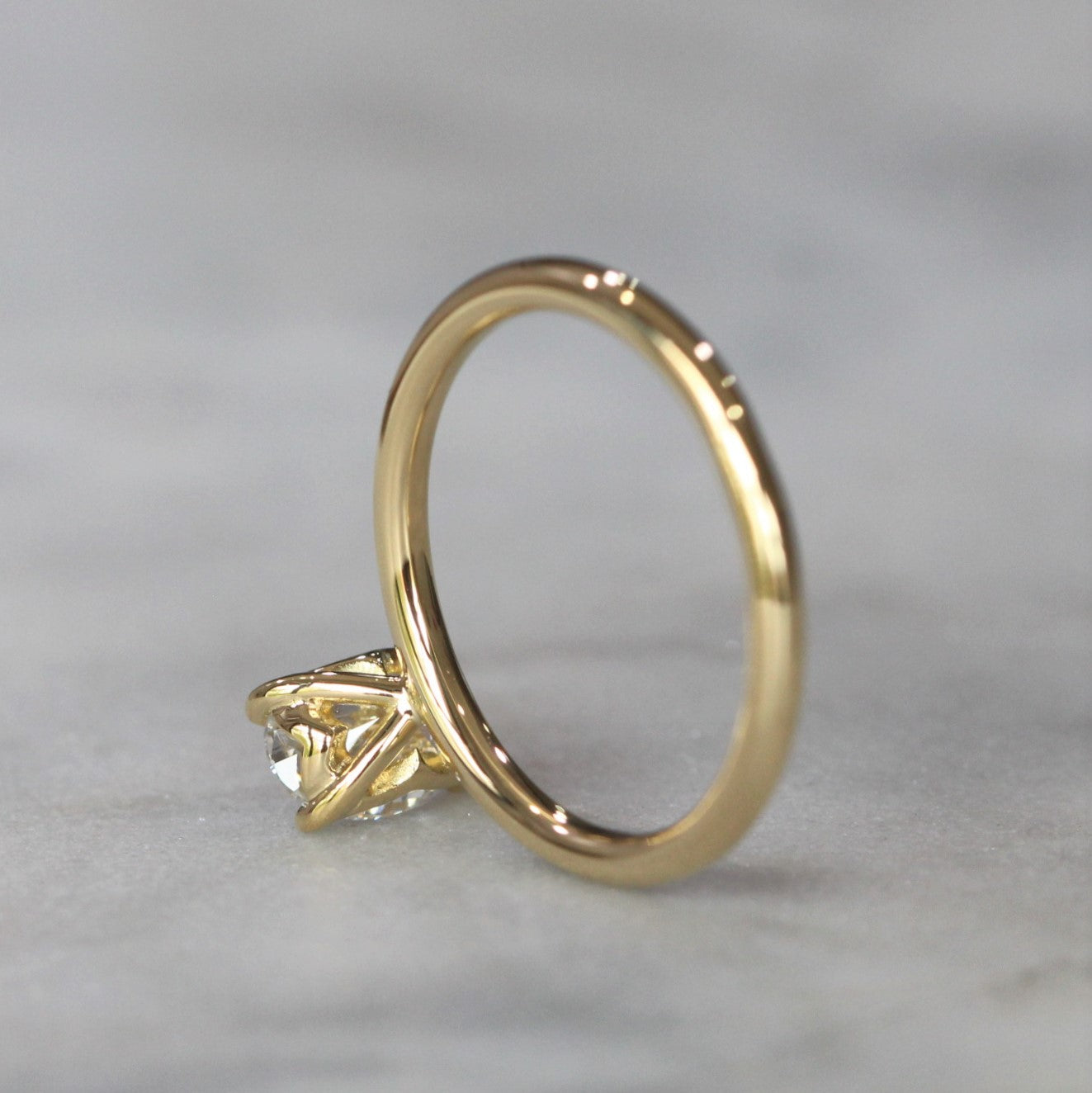 OVAL CUT LAB CREATED / DIAMOND SOLITAIRE