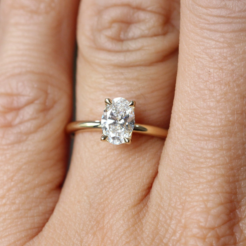 OVAL CUT LAB CREATED / DIAMOND SOLITAIRE