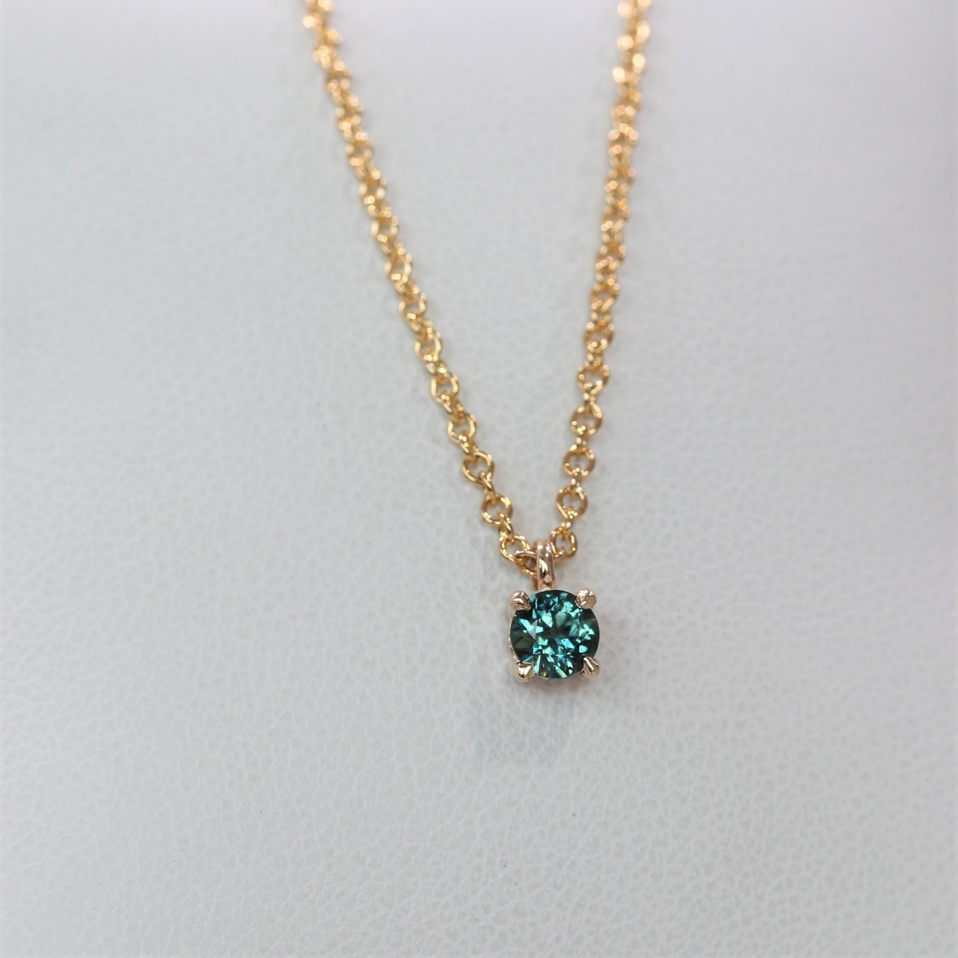 ROUND TEAL PARTI / SAPPHIRE NECKLACE