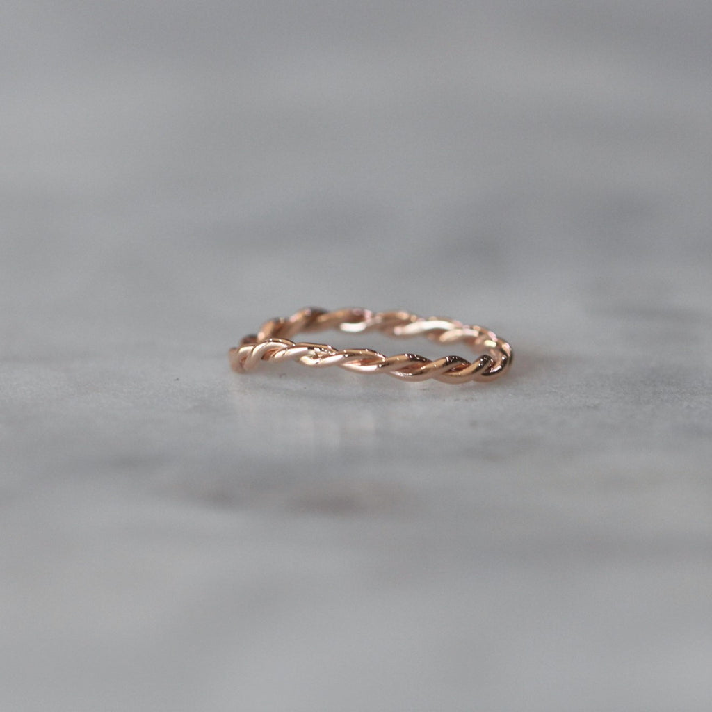 ava loose twist wave wedding band