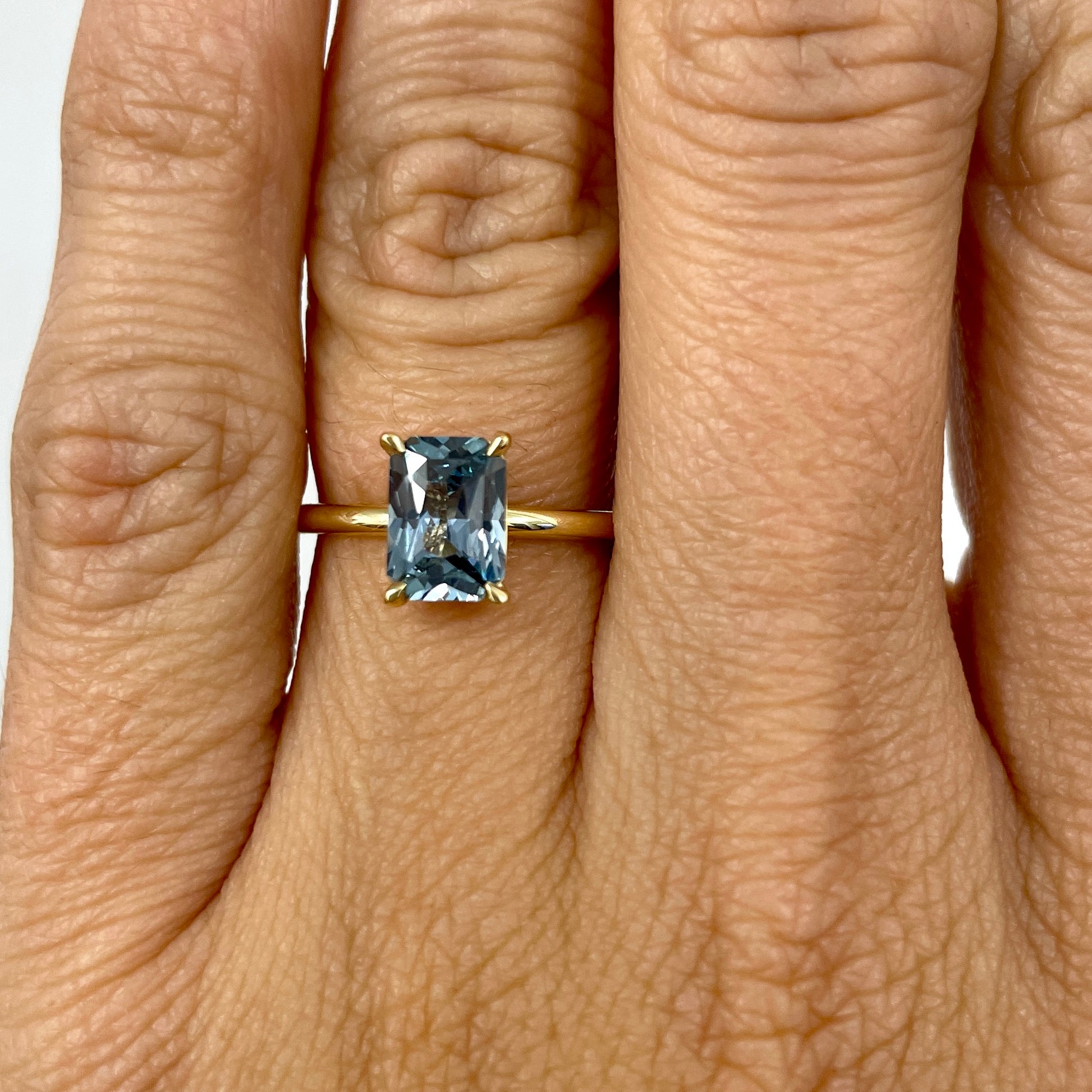 MADAGASCAN SAPPHIRE / SOLITAIRE RING