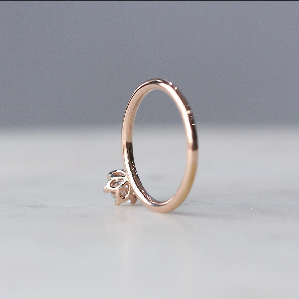 ROUND DIAMOND / LOTUS RING