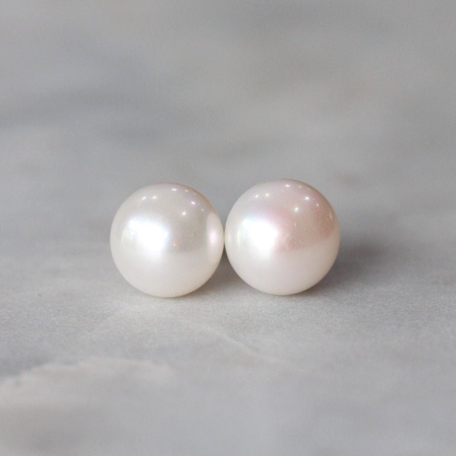 pearl stud earring