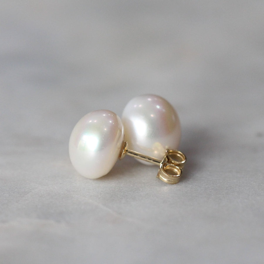 pearl stud earring
